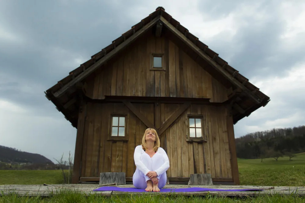 Marta Perčič v meditaciji pred Joga hiško