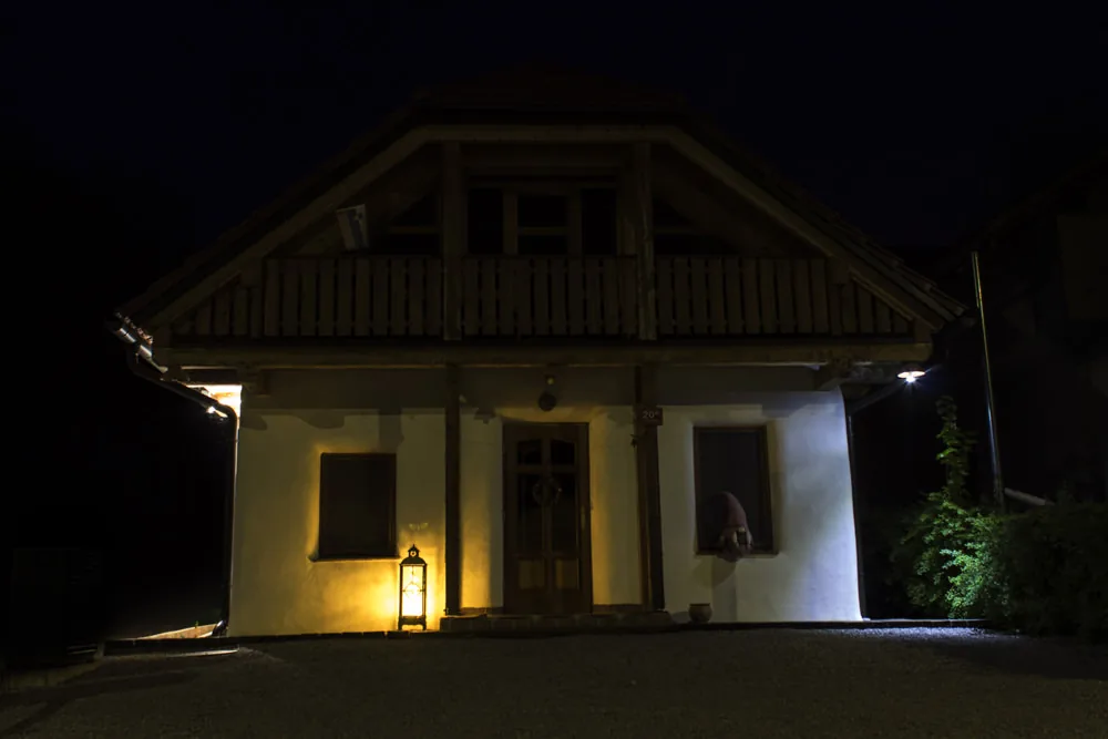 Joga hiška v večerni svetlobi